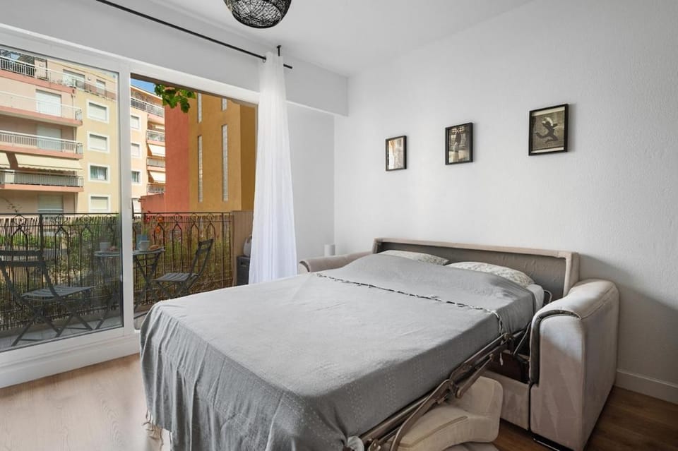 Bed, Living room, Bedroom