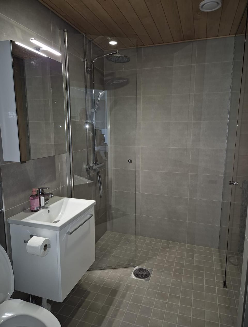 2nd floor, 33m2 1-bedroom app, sauna, close to the shop, airport and train station Apartment in Uusimaa