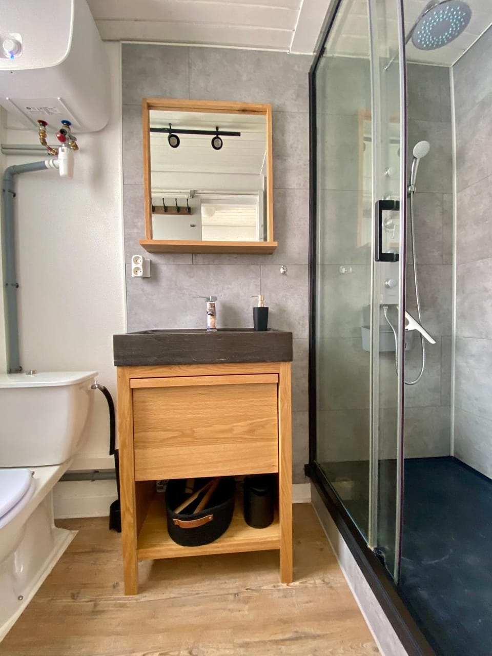 Bathroom, Living room