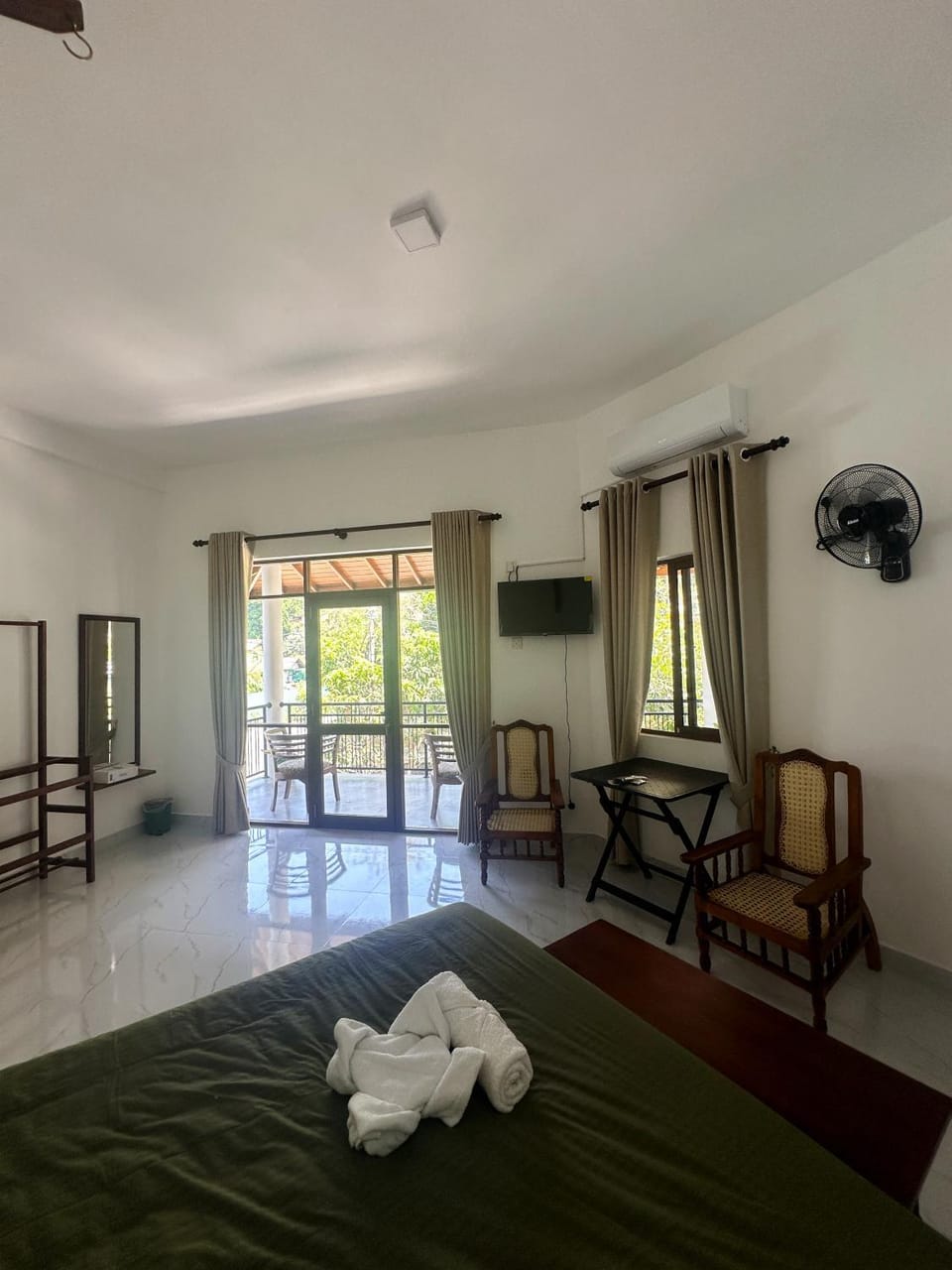 TV and multimedia, Photo of the whole room, Seating area, Bedroom, air conditioner