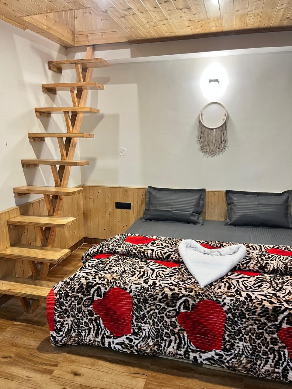 Riverview 360 Boutique Hotel & Cafe Old Manali Hostel in Manali