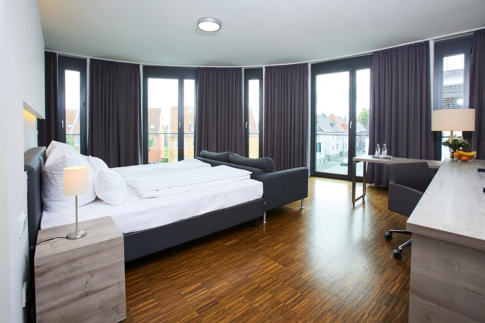 Bed, Living room, Photo of the whole room, Seating area, Bedroom