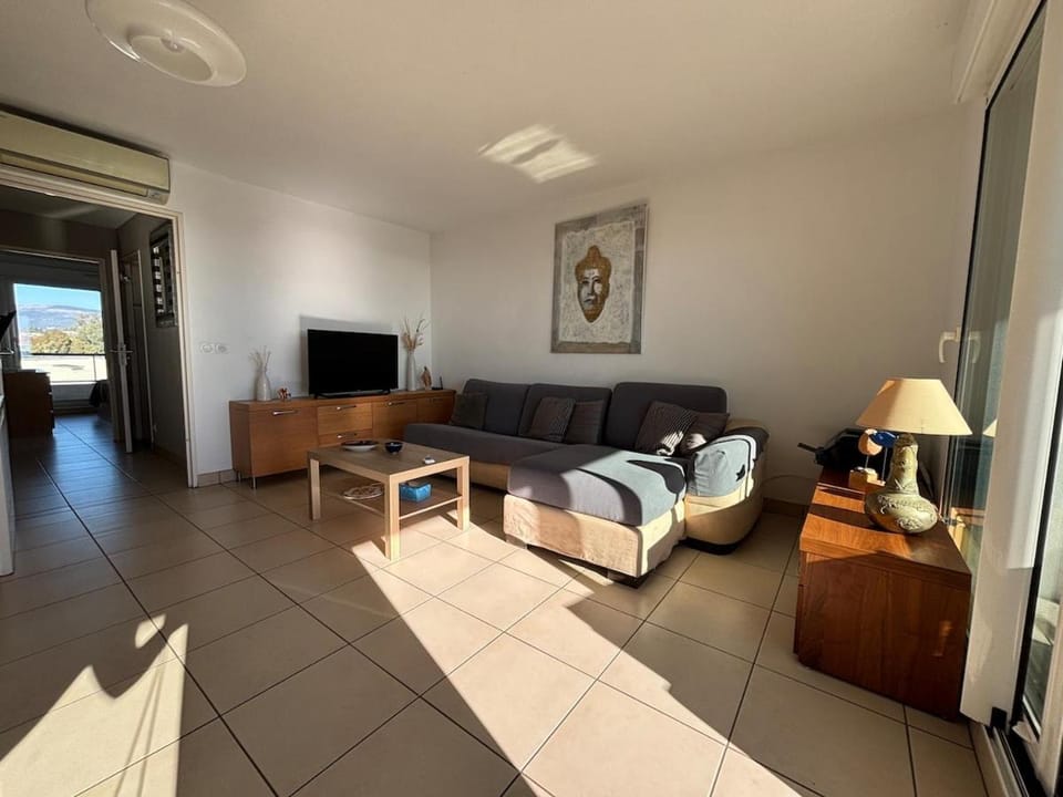 TV and multimedia, Living room, Seating area, air conditioner