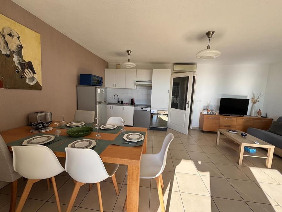 Kitchen or kitchenette, Living room, Dining area