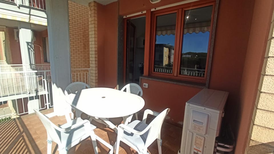 Property building, Balcony/Terrace, Balcony/Terrace
