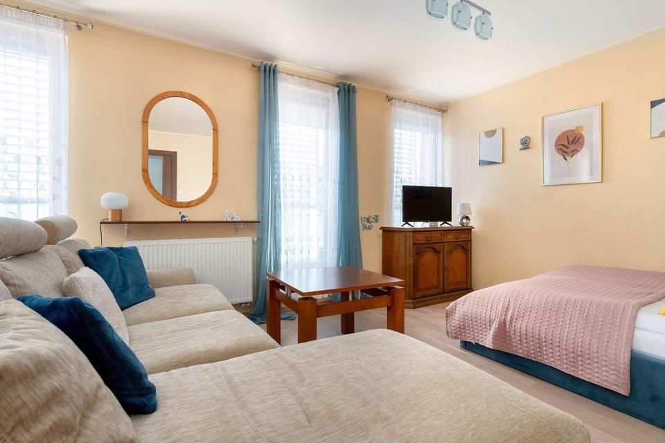 Bed, TV and multimedia, Photo of the whole room, Seating area, Evening entertainment