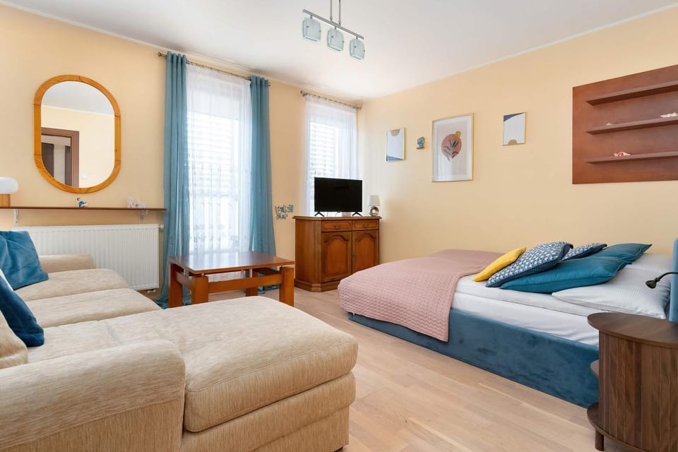 Bed, TV and multimedia, Photo of the whole room, Seating area, Evening entertainment
