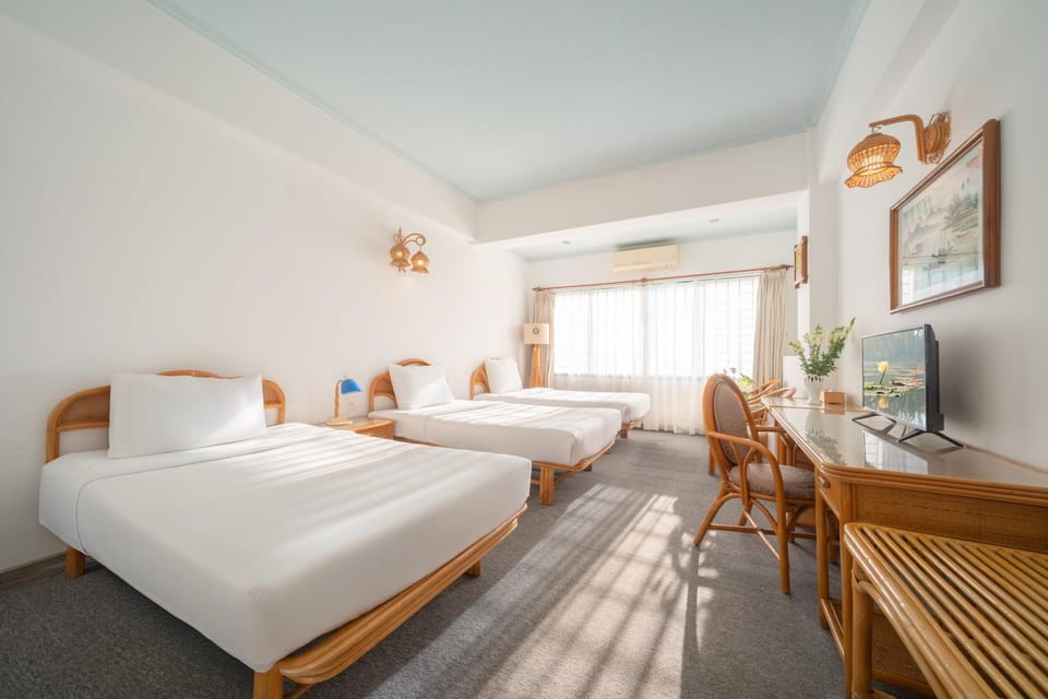 Bed, Day, View (from property/room), Decorative detail, Bedroom, Time of day