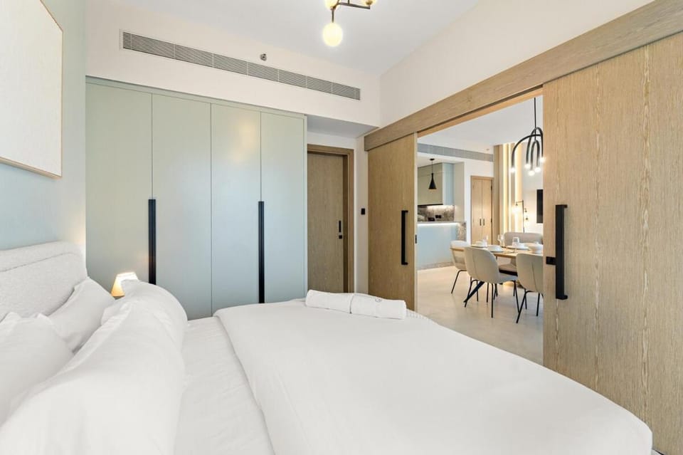 FIRST CLASS 1BR Vogue near Golf Club Park Apartment in Dubai
