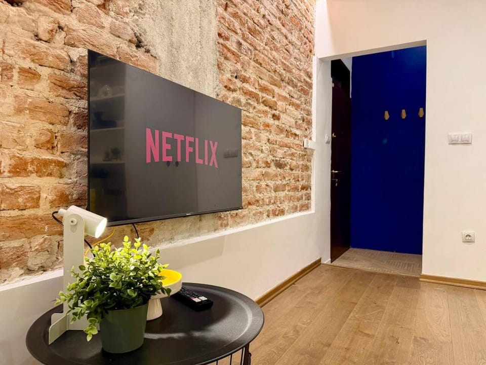 TV and multimedia, Living room, Text overlay