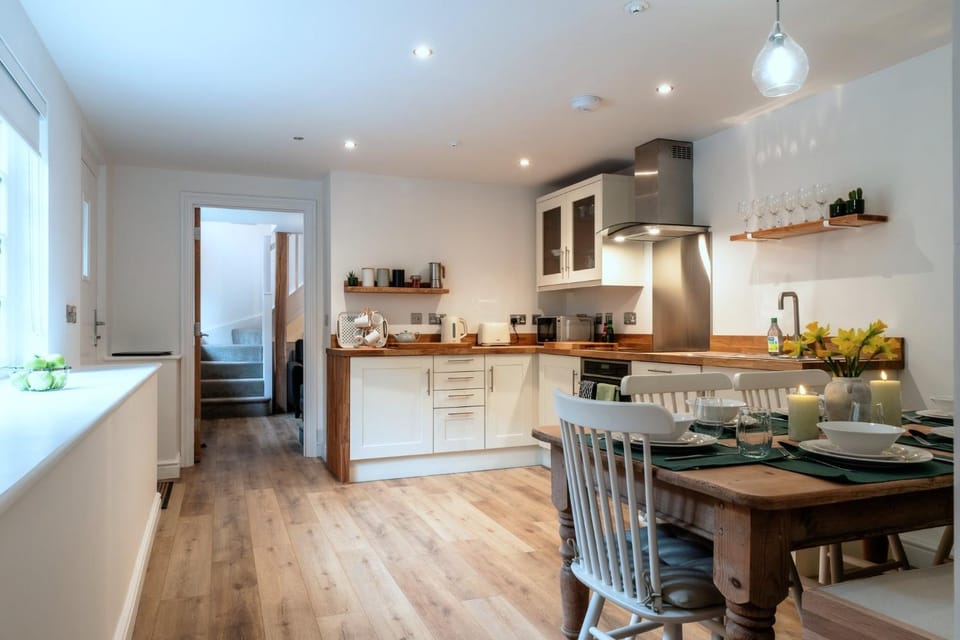 Kitchen or kitchenette, Food, dishwasher, stove