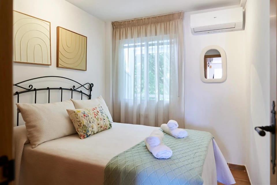 Bed, Photo of the whole room, Bedroom, towels, air conditioner