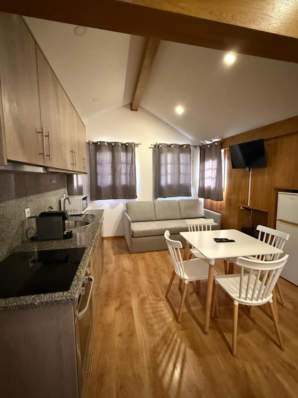 TV and multimedia, Kitchen or kitchenette, Seating area, Dining area, stove