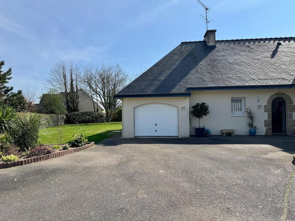Maison rénovée, grands espaces, 10 mn des plages House in Fouesnant