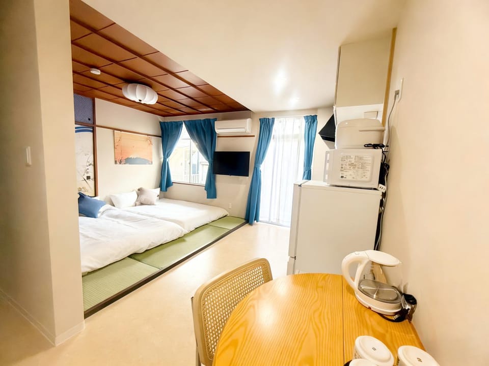 Bed, Kitchen or kitchenette, Seating area, Bedroom