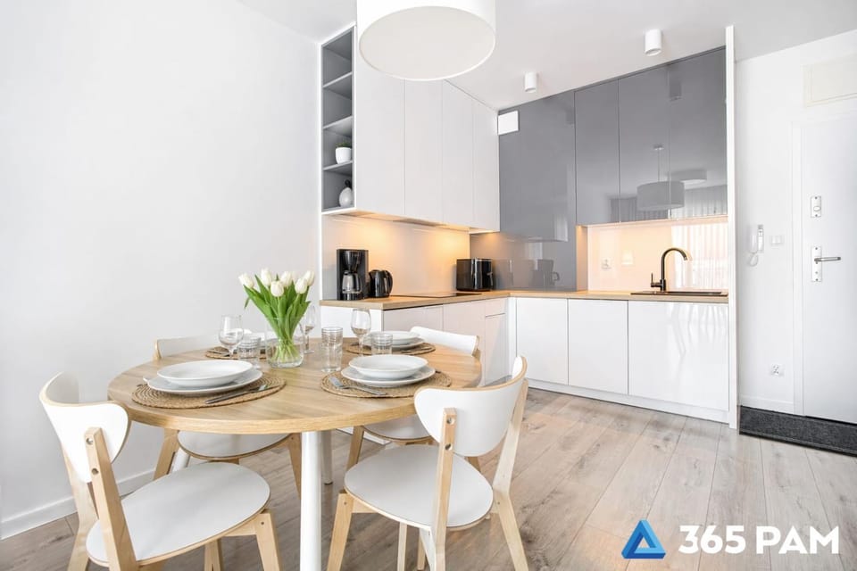 Kitchen or kitchenette, Dining area, dishwasher, stove