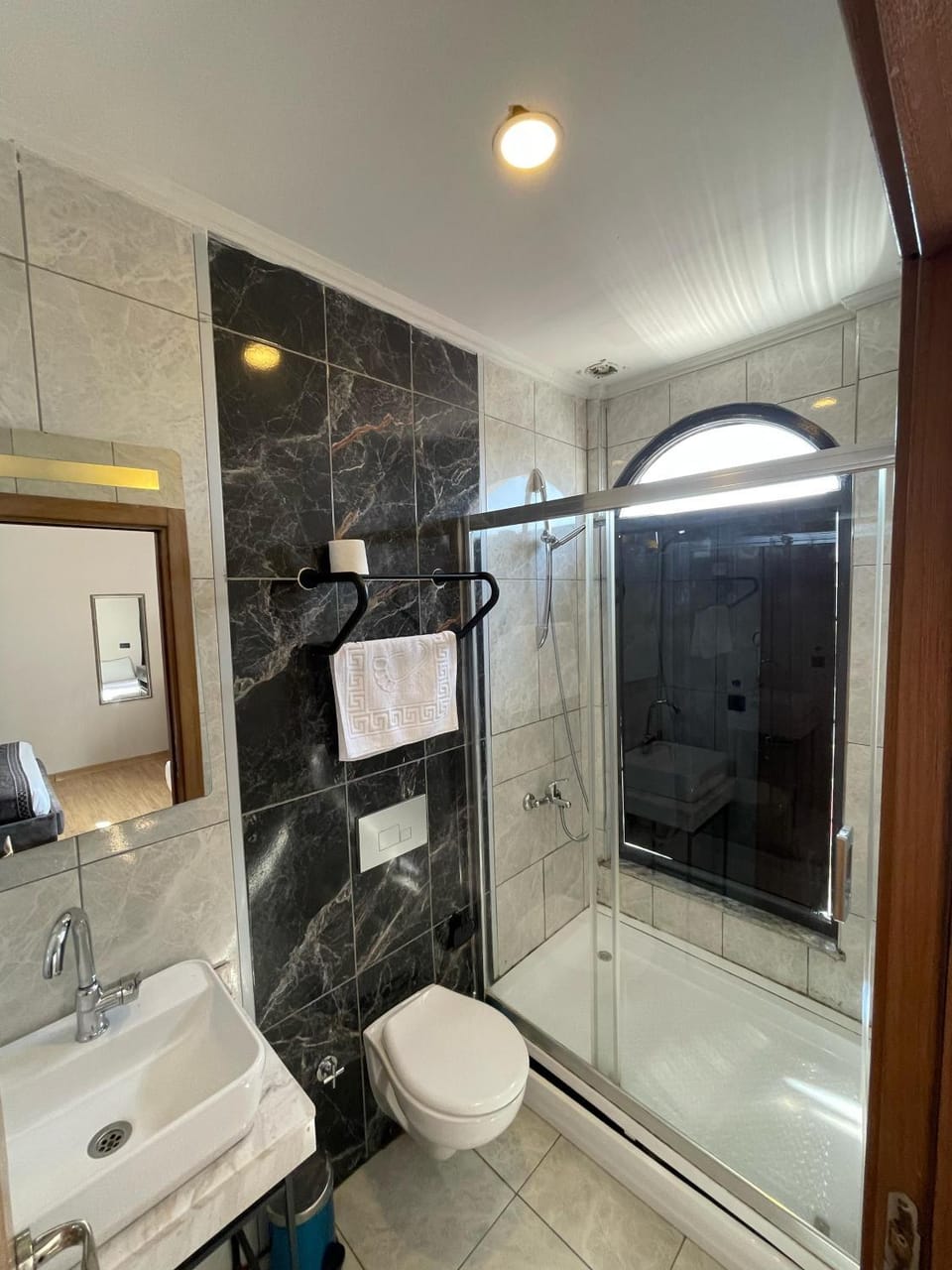 Shower, Toilet, Bathroom, towels