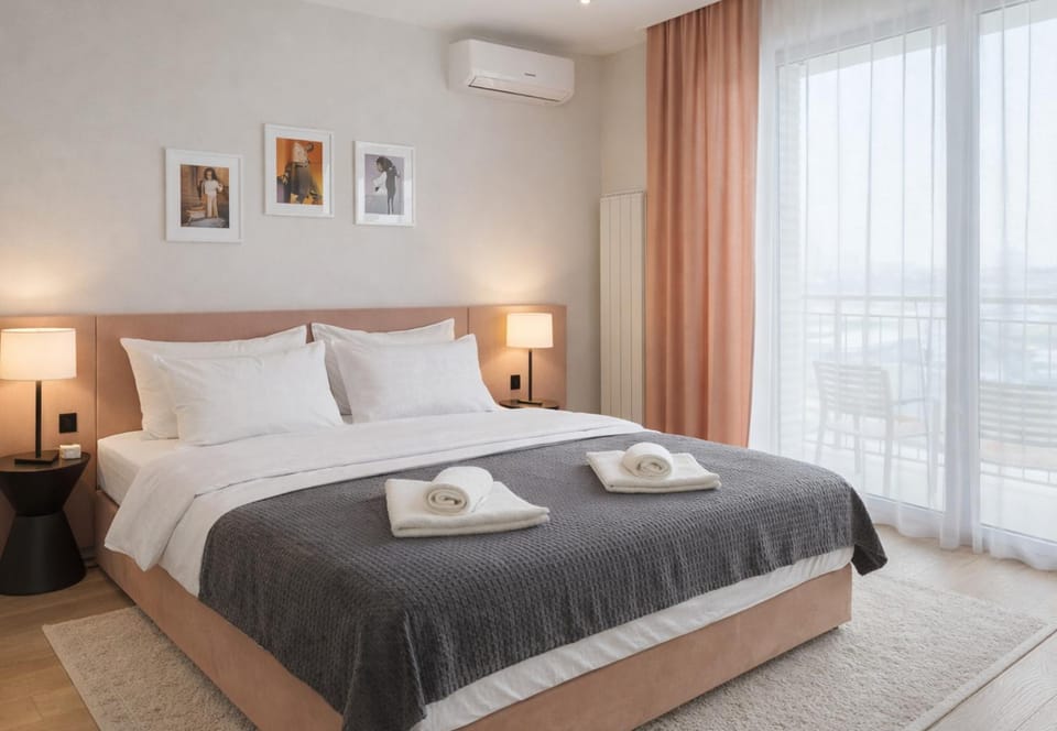 Bed, Photo of the whole room, Bedroom, towels