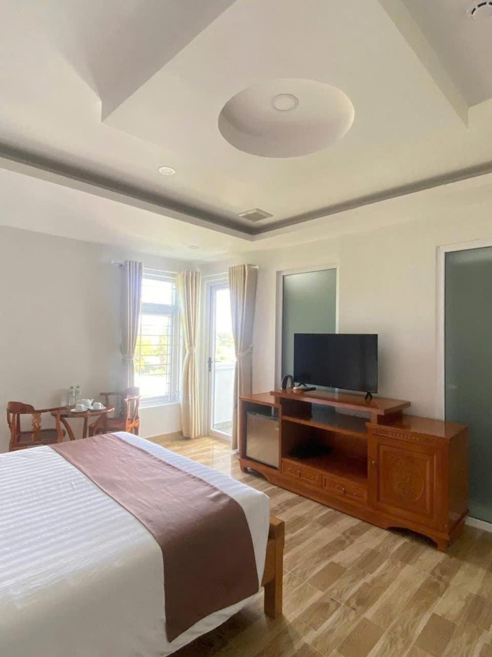 Shower, Toilet, Restaurant/places to eat, Communal lounge/ TV room, Bed, Hot Tub, TV and multimedia, Balcony/Terrace, Photo of the whole room, Seating area, Bedroom, City view, Sea view, internet, safe, towels, wardrobe, laundry, elevator