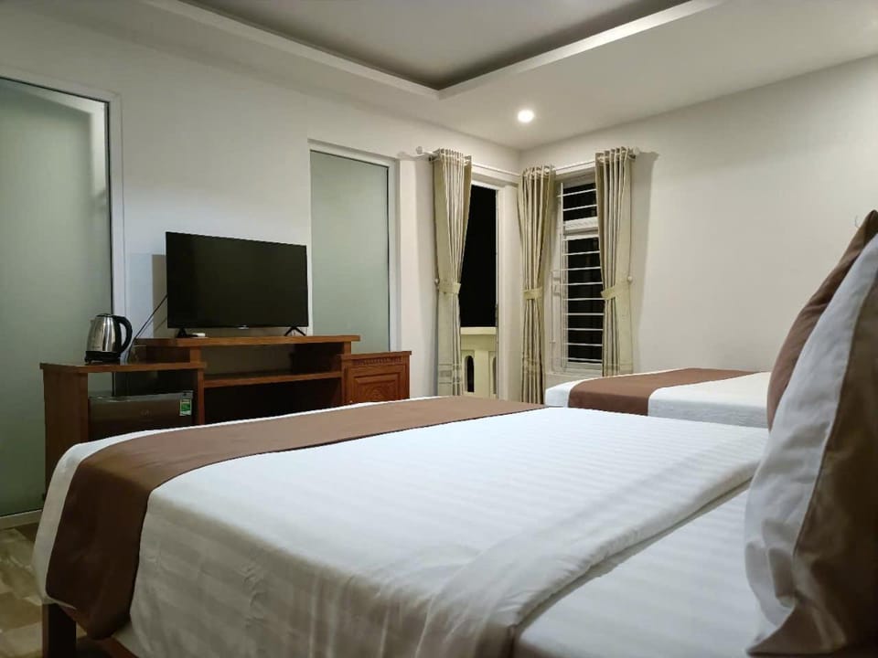 Toilet, Restaurant/places to eat, Bed, Hot Tub, TV and multimedia, Balcony/Terrace, Fitness centre/facilities, Bedroom, Sea view, Supermarket/grocery shop, Quiet street view, bidet, hair dryier, internet, safe, vending machine, wardrobe, elevator, air conditioner