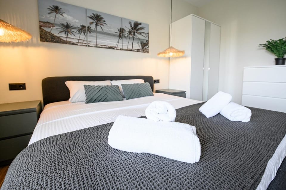 Bed, Photo of the whole room, Bedroom, towels
