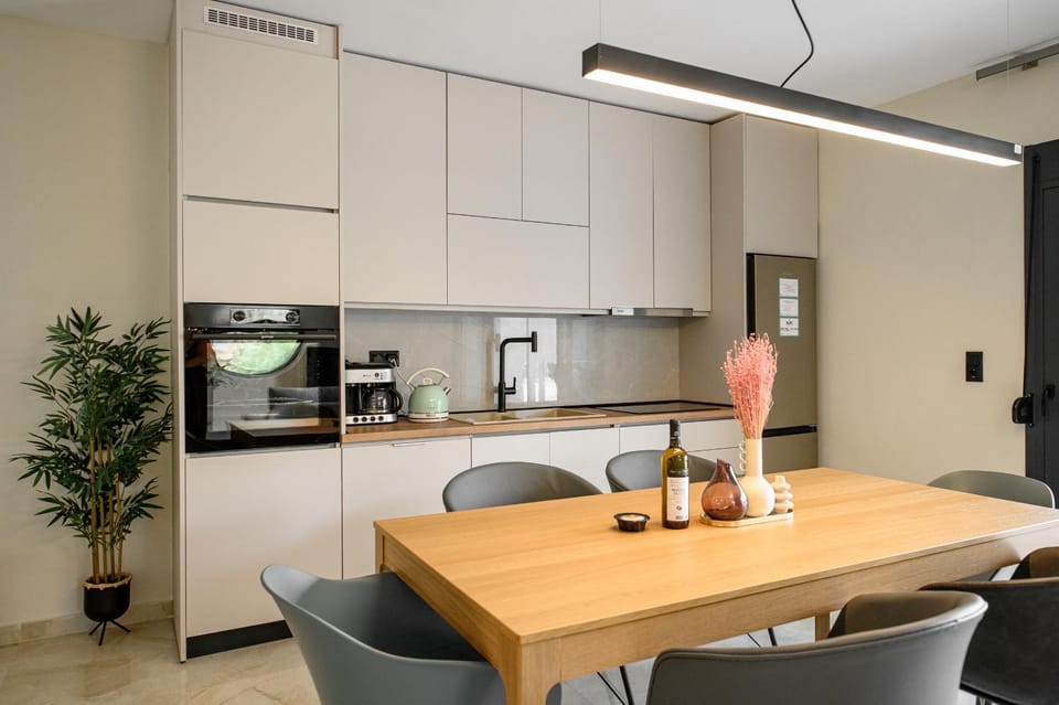 Coffee/tea facilities, Kitchen or kitchenette, Dining area, oven, stove