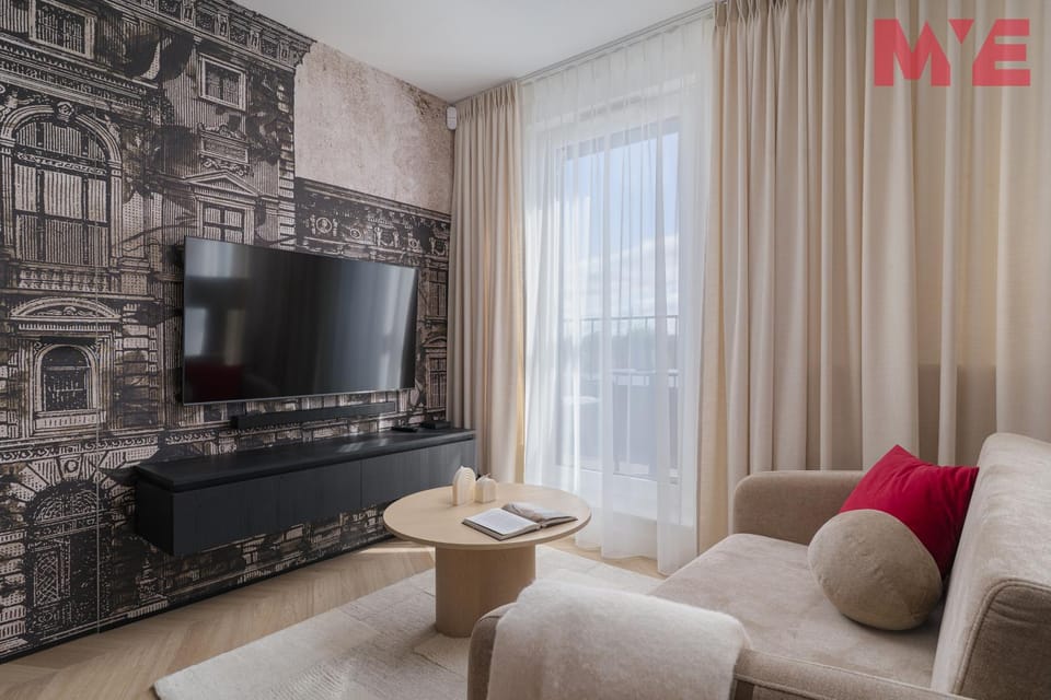 TV and multimedia, Living room, Seating area, Evening entertainment