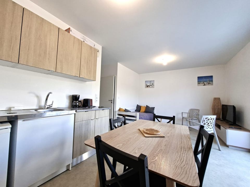 Property building, Kitchen or kitchenette, Living room