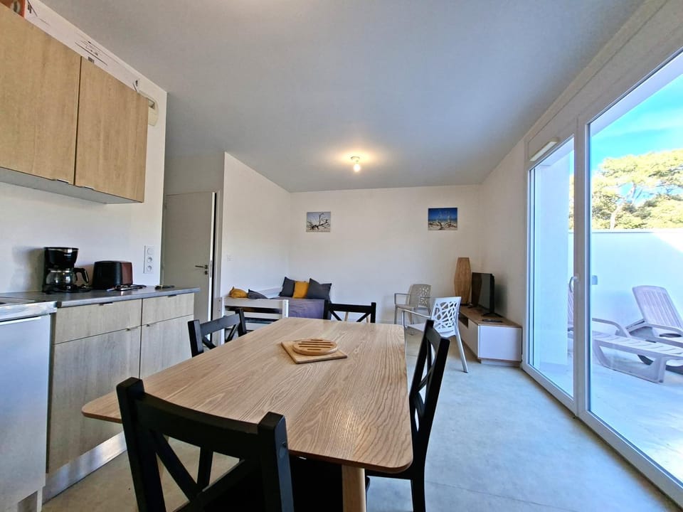 Property building, Kitchen or kitchenette, Living room