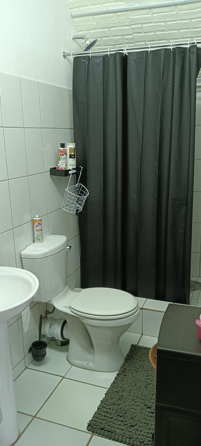 Shower, Toilet
