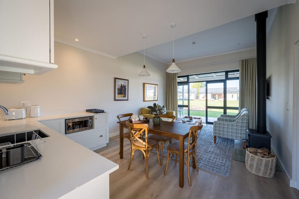 Kitchen or kitchenette, Seating area