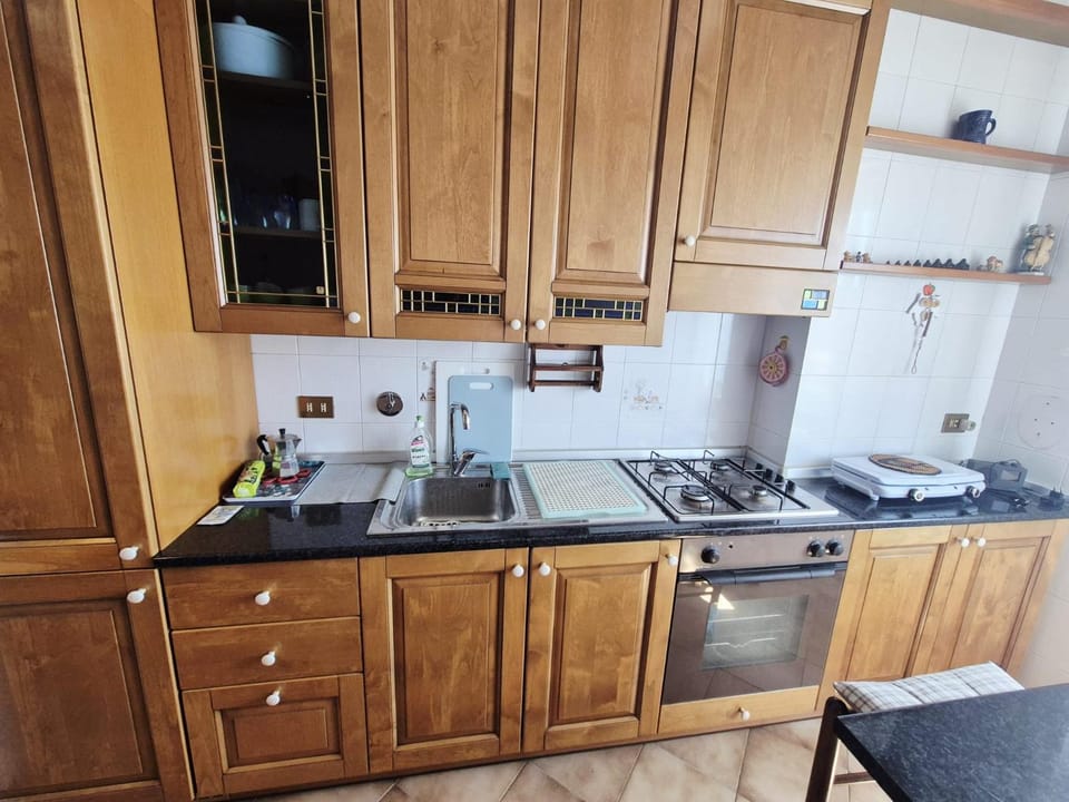 Kitchen or kitchenette, dishwasher, stove