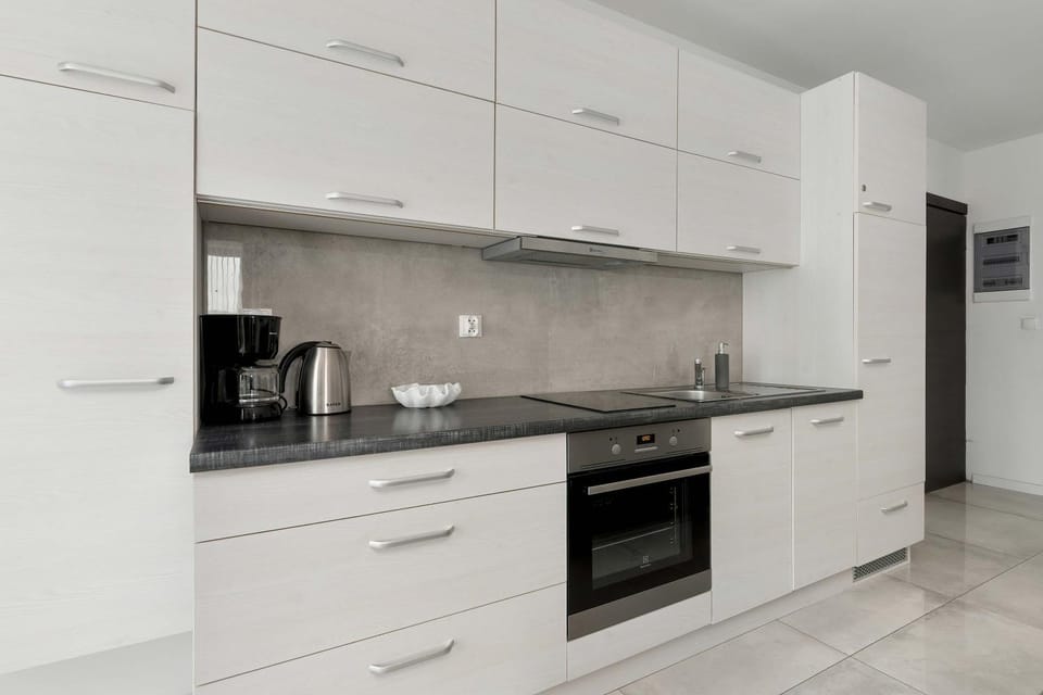 Coffee/tea facilities, Kitchen or kitchenette, dishwasher, stove