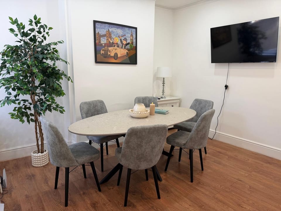 TV and multimedia, Seating area, Dining area