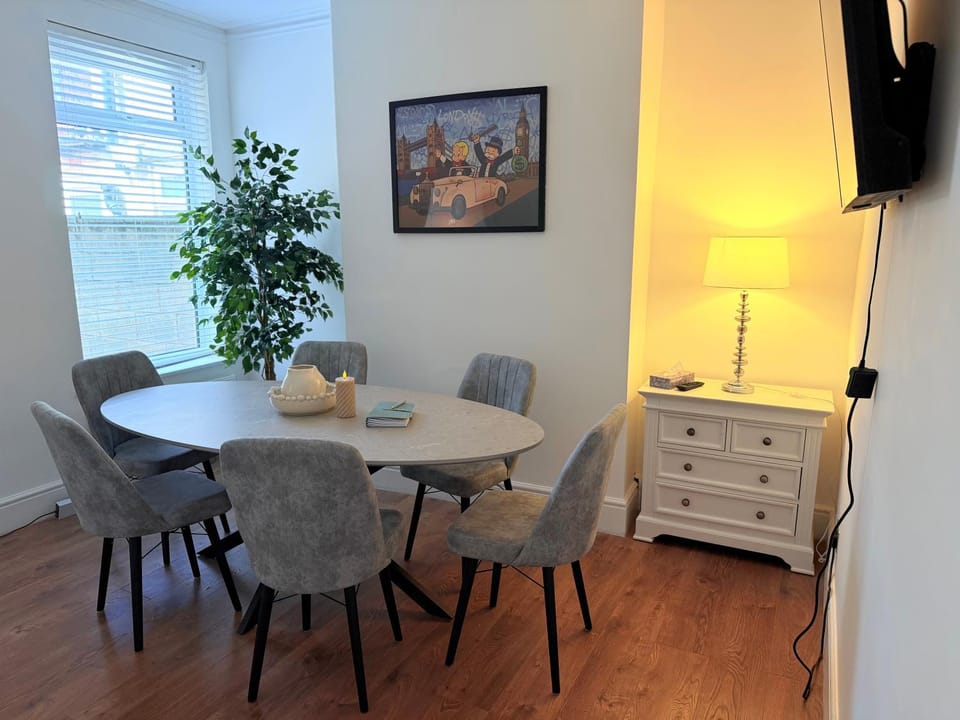 TV and multimedia, Seating area, Dinner