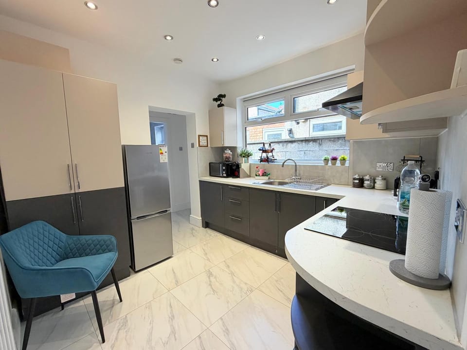 Coffee/tea facilities, oven, toaster, kitchen