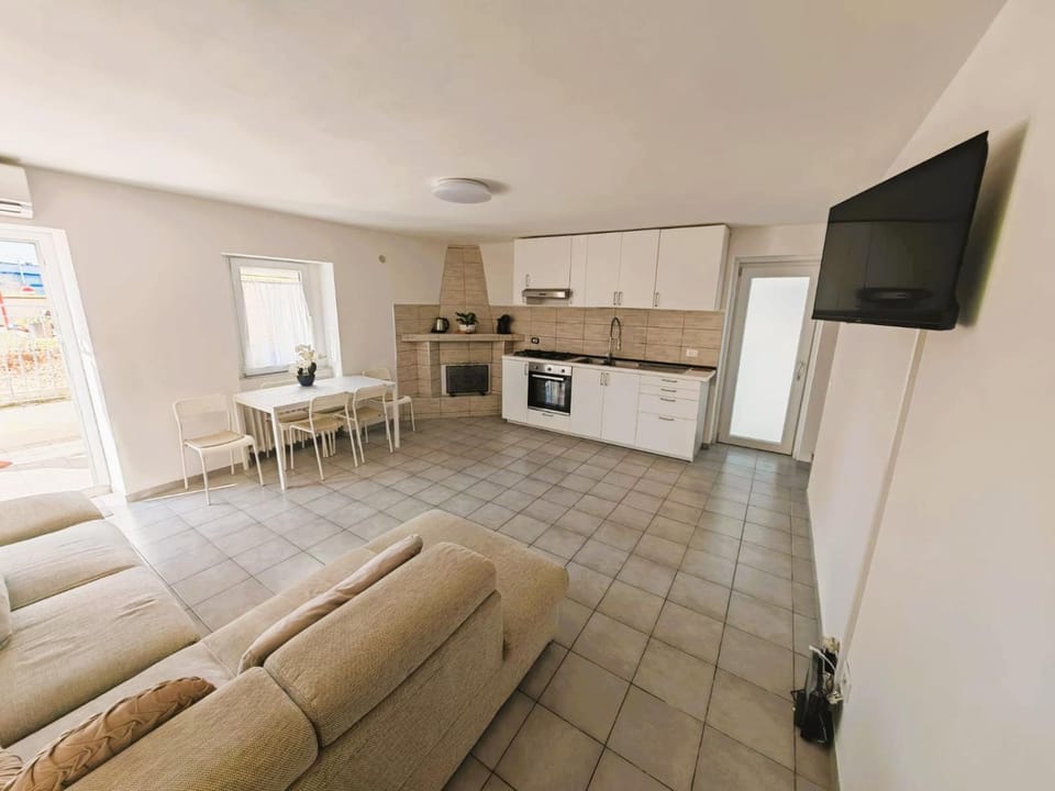 TV and multimedia, Kitchen or kitchenette, Living room, Seating area, Dining area, oven, pet friendly, stove