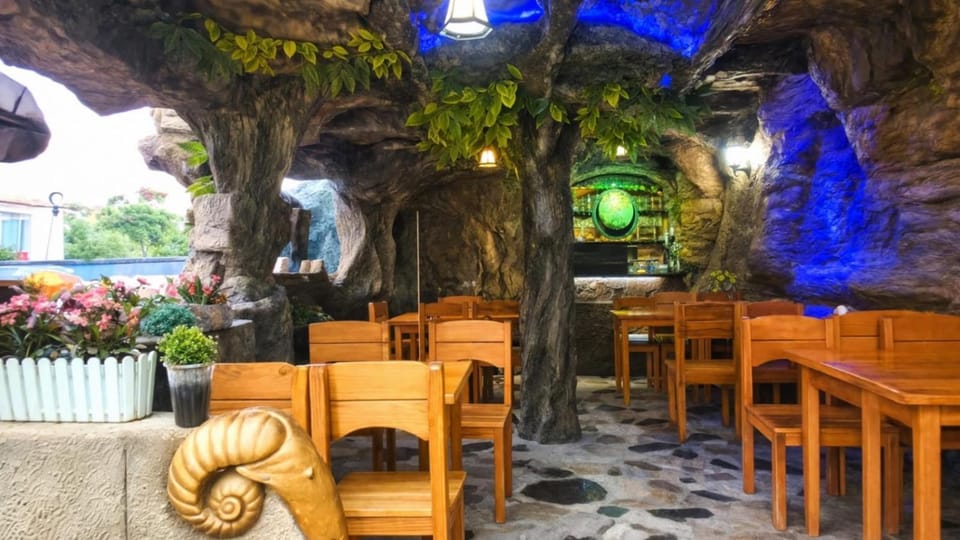 Restaurant/places to eat, Lounge or bar