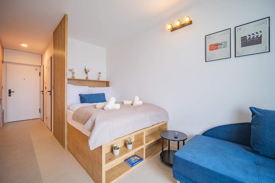 Bed, Photo of the whole room, Bedroom, towels