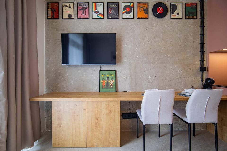 TV and multimedia, Living room, Seating area, Dining area, Evening entertainment