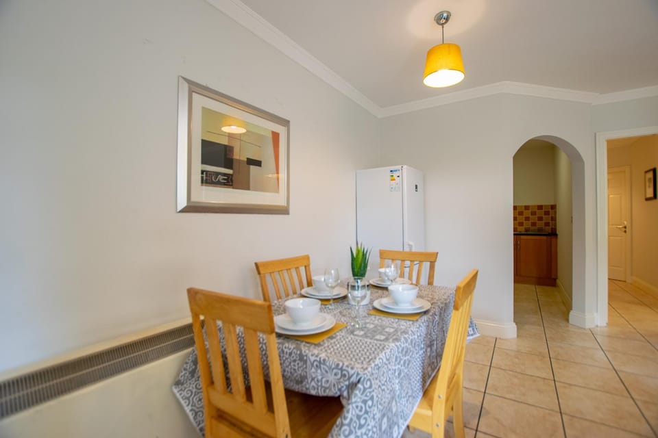 Kitchen or kitchenette, Dining area, oven