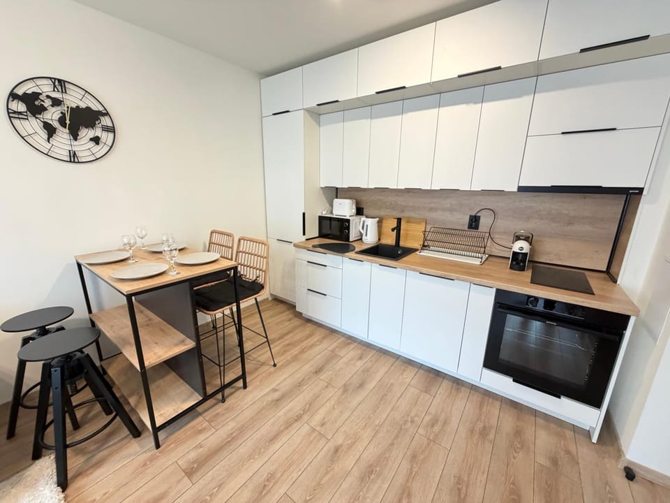 Coffee/tea facilities, Kitchen or kitchenette, Dining area, dishwasher, microwave, oven, toaster