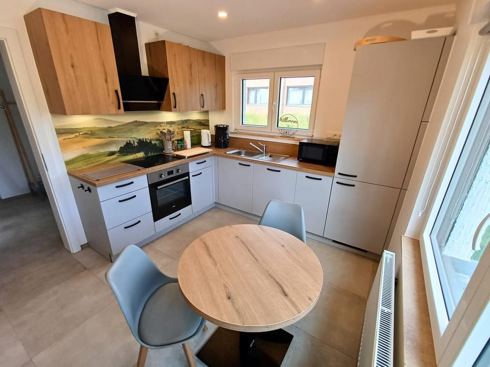 Coffee/tea facilities, Kitchen or kitchenette, Dining area, Quiet street view, dishwasher, microwave, kitchen