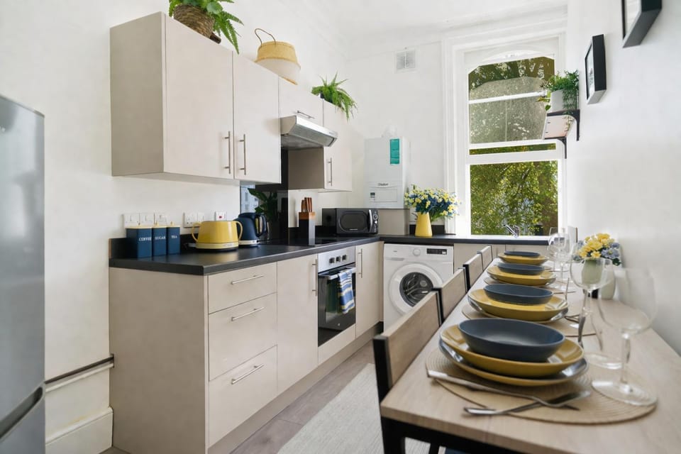 Coffee/tea facilities, Dining area, Breakfast, microwave, oven, stove, stove, toaster, kitchen