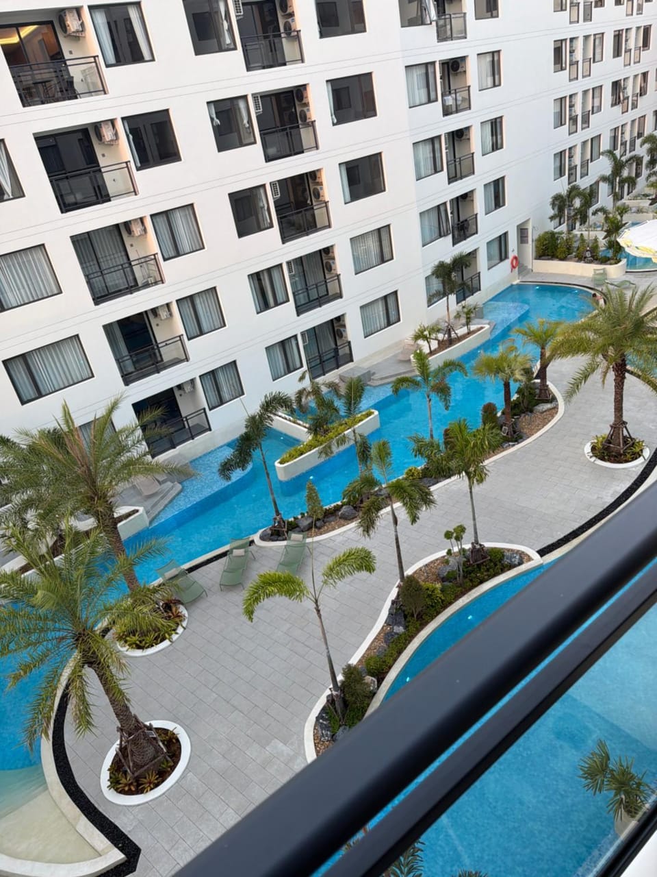 Property building, Day, Pool view, Swimming pool, sunbed