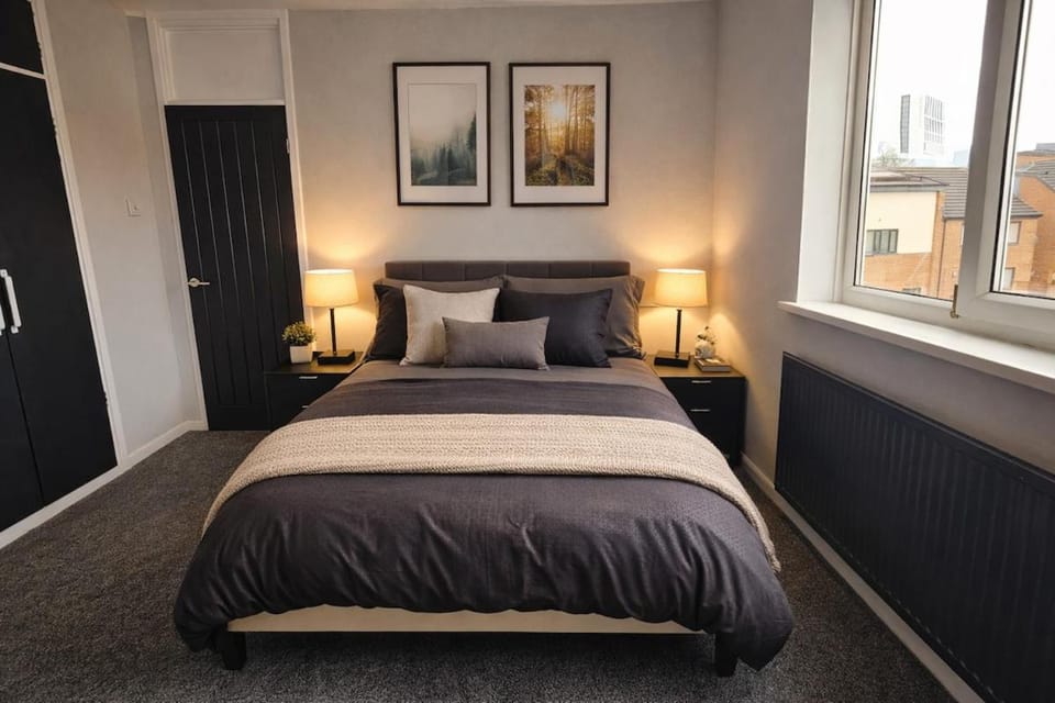 Photo of the whole room, Bedroom
