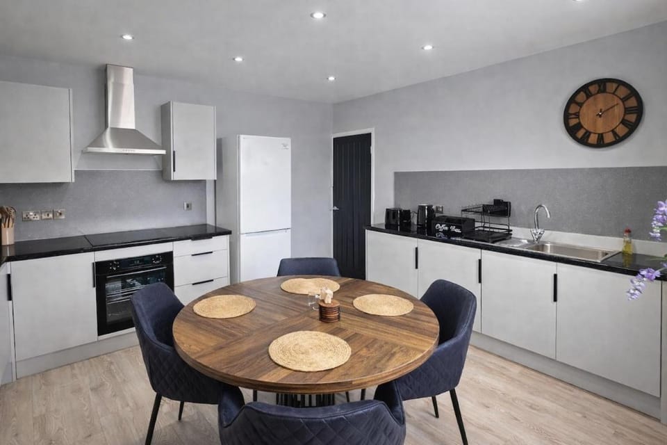 Coffee/tea facilities, Kitchen or kitchenette, Dining area, oven, stove, toaster
