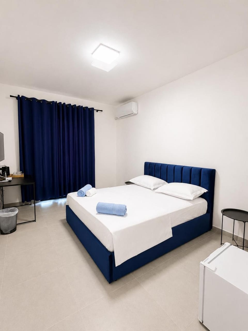 Bed, Photo of the whole room, Bedroom, air conditioner