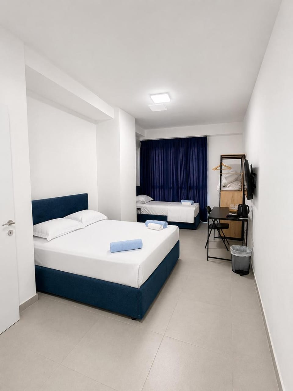Bed, TV and multimedia, Photo of the whole room, Bedroom, towels