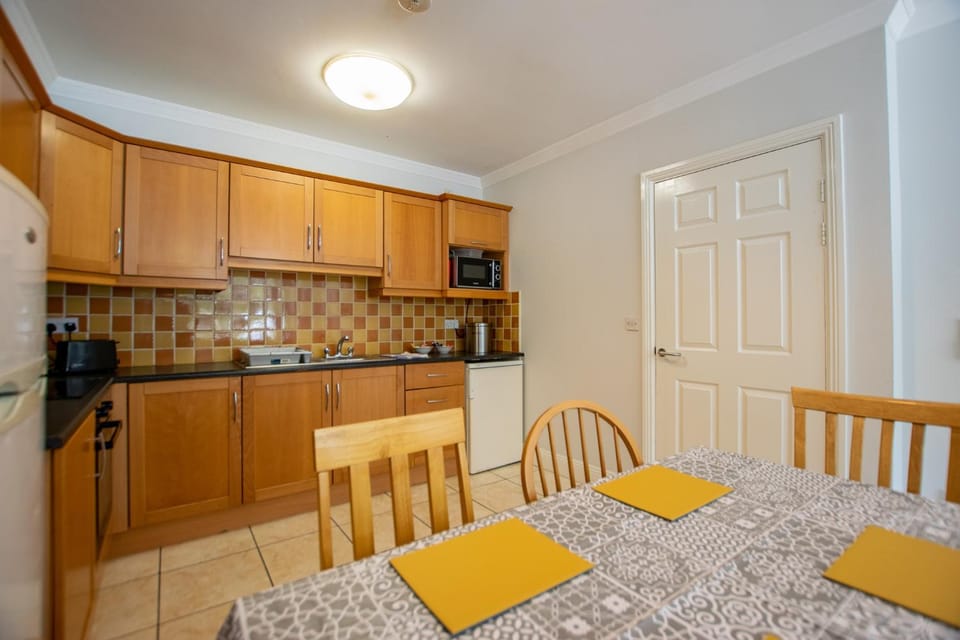 Kitchen or kitchenette, Dining area, oven, stove